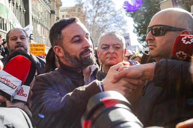 El presidente de VOX, Santiago Abascal, saluda a uno de los asitentes a la manifestación de agricultores y ganaderos convocada por las organizaciones COAG, Asaja y UPA, frente al Ministerio de Agricultura en Madrid (España), a 5 de febrero de 2020.