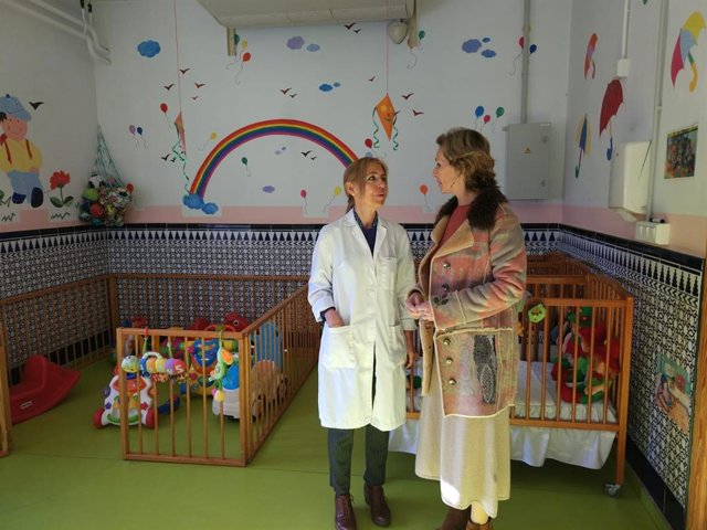 Troncoso (dcha.) visita una escuela de Educación Infantil