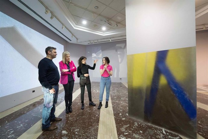 Inauguración de la muestra 'Disgusto, Enfado, Sorpresa y Bajón' en las Juntas Generales de Bizkaia, con la presidenta de la Cámara, Ana Otadui, y las artistas Maider Gonzalo y Andrea Plaza.