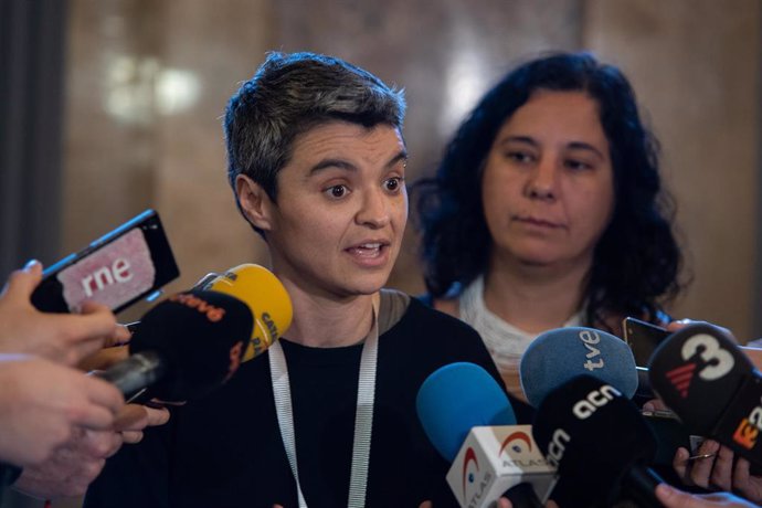 La concejala de Vivienda del Ayuntamiento de Barcelona, Lucía Martín ofrece declaraciones a los medios de comunicación después de la sesión plenaria del Parlament de Catalunya, en Barcelona (España), a 5 de febrero de 2020.