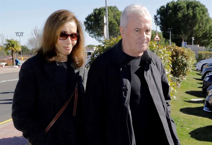 Ana Belén y Víctor Manuel en la capilla ardiente de José Luis Cuerda