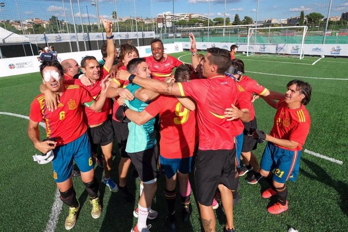 La selección española de fútbol-5 para ciegos celebra su título de campeona de Europa