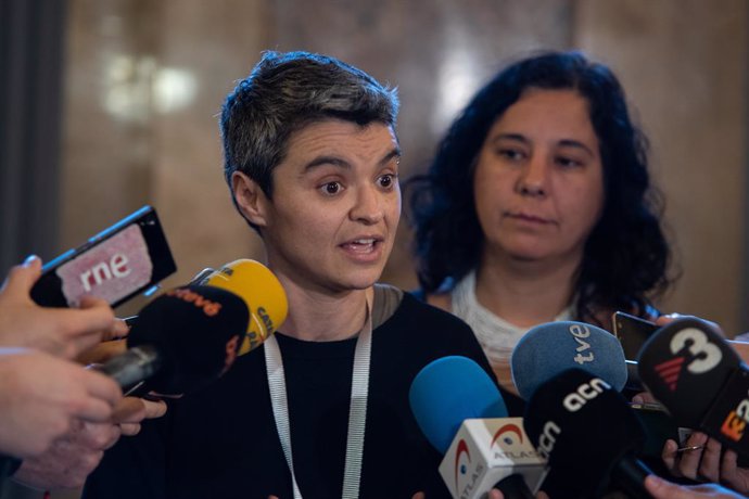 La regidora d'Habitatge de l'Ajuntament de Barcelona, Lucía Martín, ofereix declaracions als mitjans de comunicació després de la sessió plenria del Parlament de Catalunya, Barcelona (Espanya), 5 de febrer del 2020.