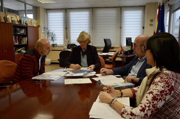 La consejera de Turismo y el alcalde de Bárcena de Cicero, Gumersindo Ranero