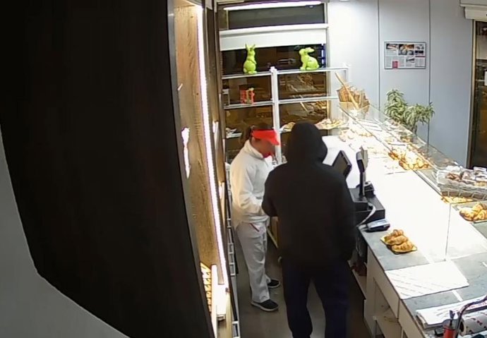El ladrón en una de las panaderías de Mollet del Valls (Barcelona)