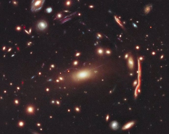 Una insólita galaxia monstruo se revela en el universo más distante