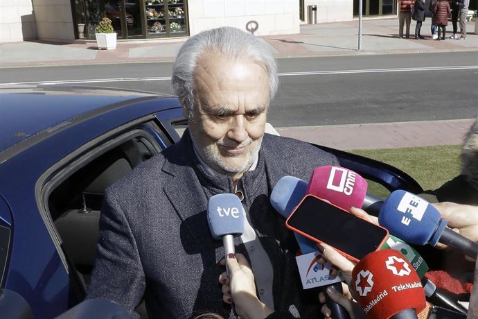 El director Manuel Gutiérrez Aragón asiste a la capilla ardiente de José Luis Cuerda en el Tanatorio La Paz en Tres Cantos, a 5 de febrero de 2020.