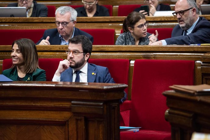 La consellera de Presidencia y portavoz del Govern, Meritxell Budó (1i) y  el vicepresidente de la Generalitat, Pre Aragons (2i) durante la sesión plenaria del Parlament de Catalunya, en Barcelona (España), a 5 de febrero de 2020.