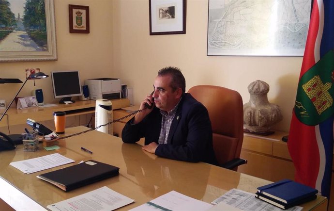 El alcalde de San Fernando de Henares, Javier Corpa, conversa por teléfono en su despacho.