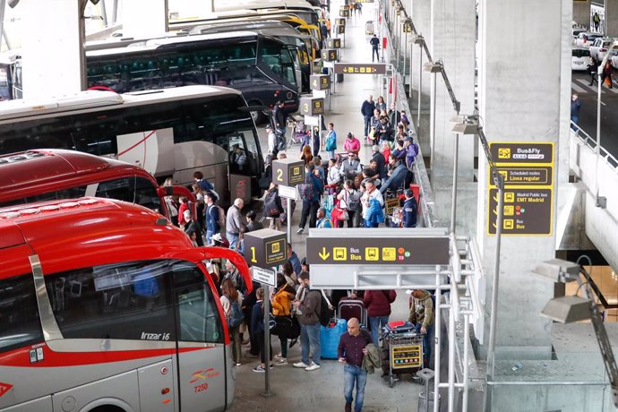 Viajeros esperar en la estación de autobuses en el aeropuerto Adolfo Suárez Madrid-Barajas.