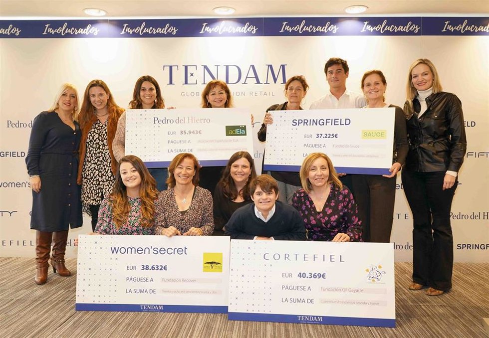 Los premiados posan con los cheques del programa 'Involucrados'