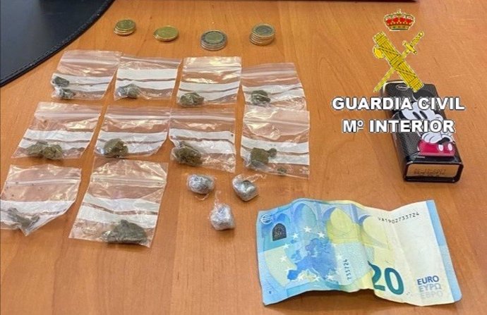 Dinero y droga incautados por la Guardia Civil