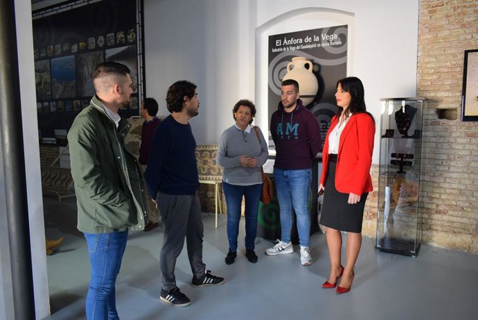 Joyera (dcha.), en su visita a Almodóvar del Río