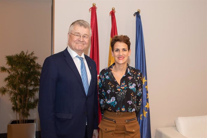 El vicepresidente del Comité de las Regiones de la Unión Europea, Markku Markkula, y la presidenta del Gobierno de Navarra, María Chivite