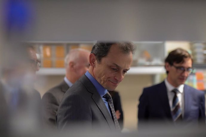 El ministro de Ciencia e Innovación, Pedro Duque, durante su visita al Centro Nacional de Microbiología en Majadahonda (Madrid) el pasado 28 de enero
