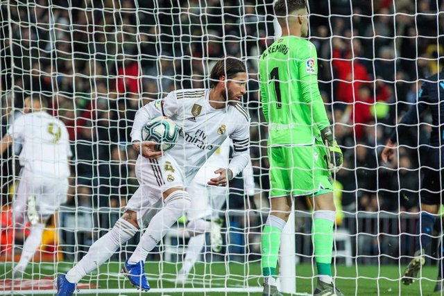Sergio Ramos recoge el balón de la portería tras el 1-1 en el Real Madrid-Real Sociedad de LaLiga Santander 2019-2020