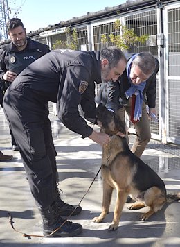 El concejal de Seguridad Ciudadana, César Díaz, junto a un agente y al perro 'Stan Lee'