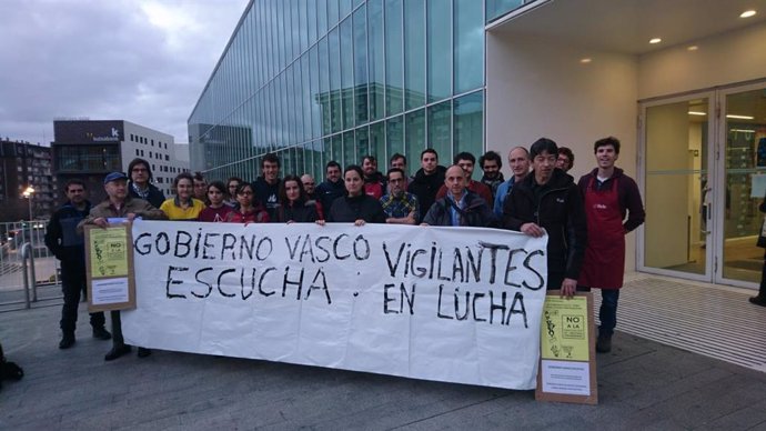 Concentración contra el despido de vigilantes de Conservatorio de Música de Bilbao