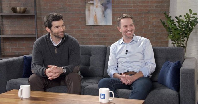 El próximo presidente ejecutivo, Jeff Weiner, (izquierda) y el consejero delegado de LinkedIn, Ryan Roslanski.