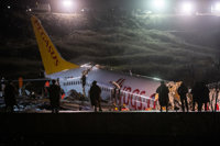 Ascienden a tres los muertos y a 179 los heridos por la salida de pista de un avión en Estambul