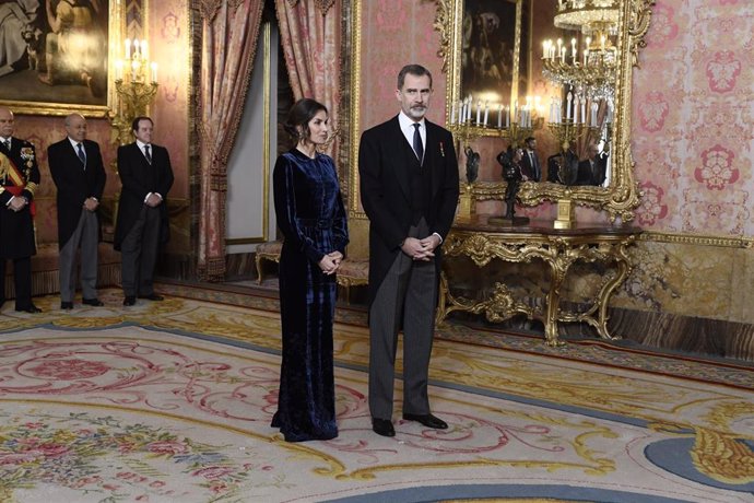 El Rey Felipe VI y la Reina Letizia reciben en el salón del trono al cuerpo diplomático acreditado en España en el salón de Gasparini del Palacio Real.