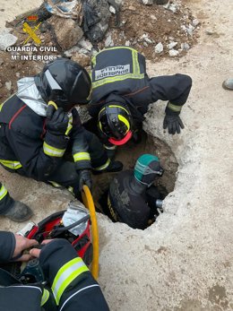 Labores de búsqueda de bomberos y GEAS de un inmigrante en Melilla