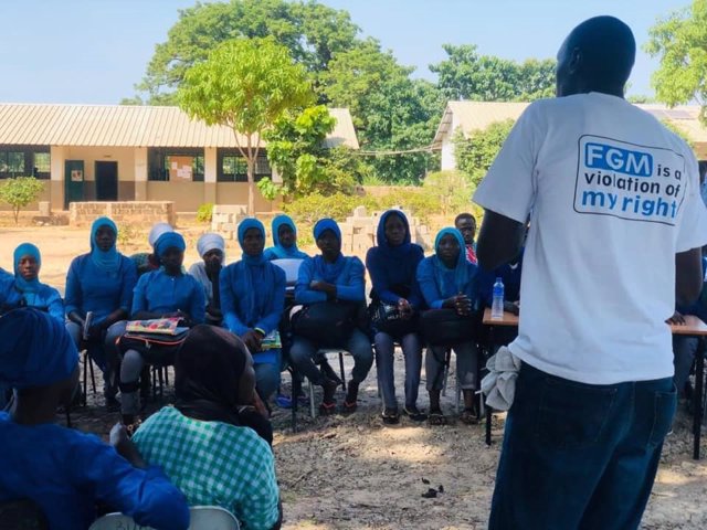 Actividad de Safe Hands for Girls para concienciar de los riesgos de la mutilación genital en Gambia