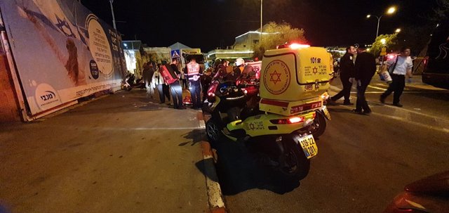 Miembros del servicio de rescate Estrella de David Roja (Magen David Adom) en el lugar en el que se ha producido un atropello que ha herido a 14 personas, una de ellas crítica.