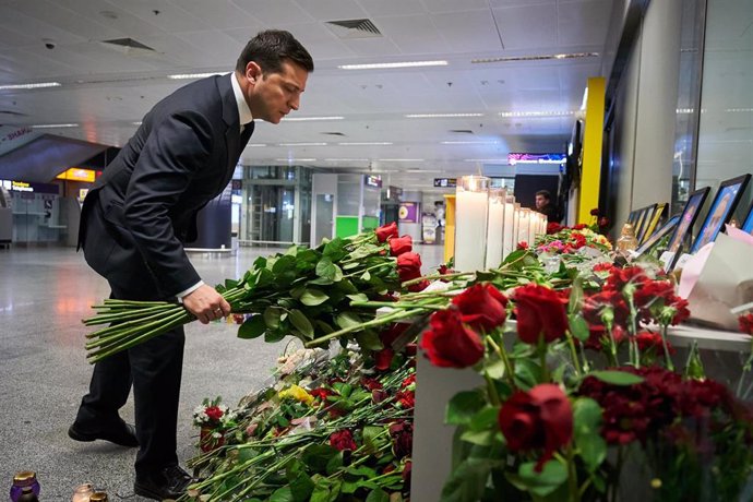Volodimir Zelenski homenajea a las víctimas del avión estrellado en Irán