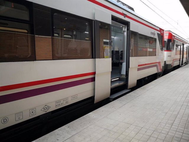 Imagen de recurso de un tren de Cercanías Madrid a su paso por la localidad de Humanes de Madrid.