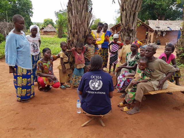 Trabajadora de la ONU habla con afectados por el conflicto en República Centroafricana