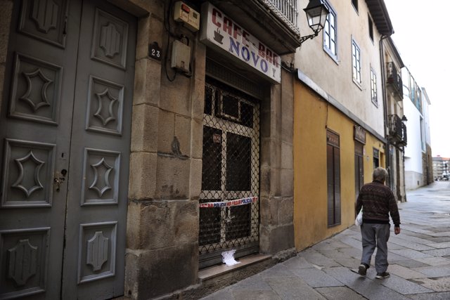 Puerta del bar Novo, donde se ha encontrado el cuerpo sin vida del gerente con fuertes golpes en la cabeza, en Ourense /Galicia (España), a 6 de febrero de 2020.