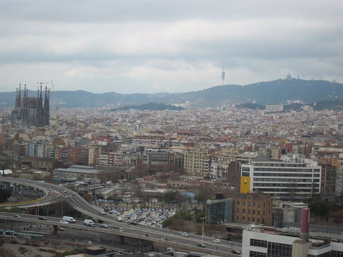 Vista De Barcelona, amb La Sagrada Família, Collserola i El Tibidabo