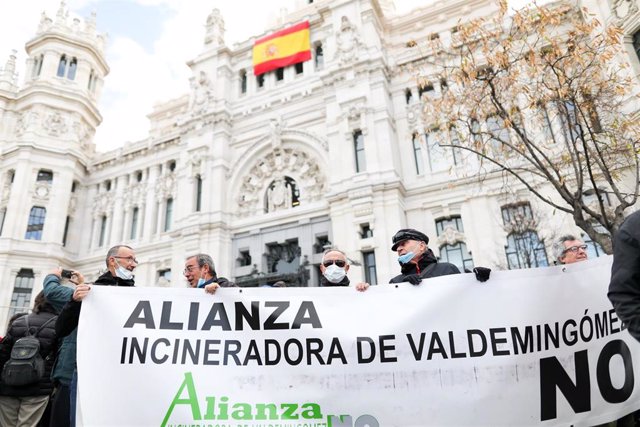 Participantes levantan un cartel de "Incineradora de Valdemingómez no" durante una manifestación de las Asociaciones vecinales que se concentran en Cibeles para protestar contra la basura de la Mancomunidad del Este, en Madrid a 19 de enero de 2020