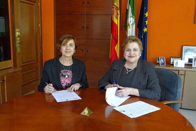 Momento de la firma entre Teresa Millán, directora de Asuntos Corporativos de Lilly España, y Blanca Fernández-Capel Baños, directora gerente de la Escuela Andaluza de Salud Pública.
