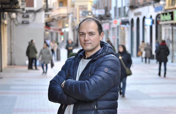 El presidente de Avadeco, Alejandro Garcia Pellitero, posa en una calle de tiendas vallisoletanas