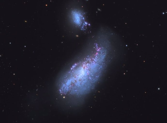 Extraño núcleo doble en la pequeña Galaxia del Capullo