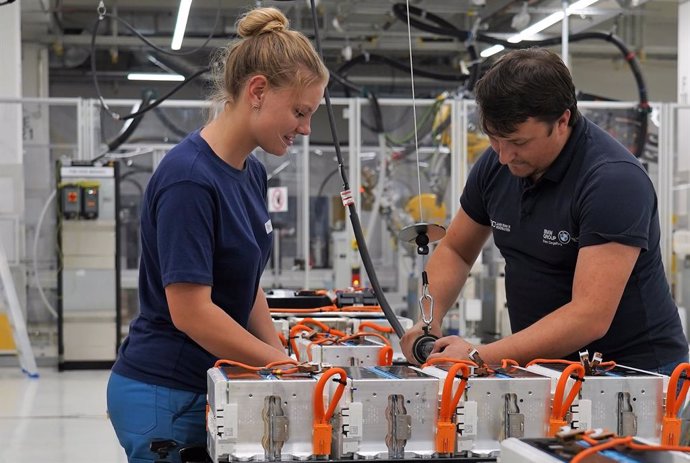 Trabajadores de la planta de baterías para vehículos eléctricos de BMW.