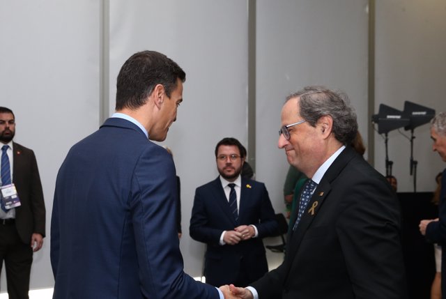 El president del Govern espanyol, Pedro Sánchez, saluda el president de la Generalitat, Quim Torra (arxiu)
