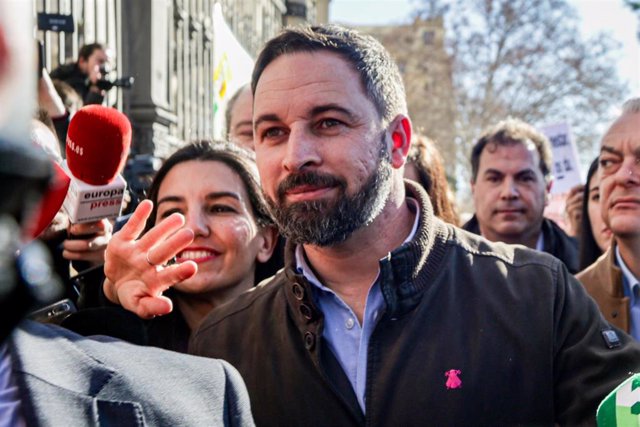 El presidente de VOX, Santiago Abascal y la portavoz de VOX en la Asamblea de Madrid, Rocío Monasterio, asisten a la manifestación de agricultores y ganaderos convocada por las organizaciones, COAG, Asaja y UPA, frente al Ministerio de Agricultura de Madr