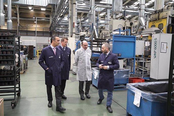 Ayerdi visita las instalaciones de la empresa Icer Rail S.L en Pamplona con responsables de la multinacional