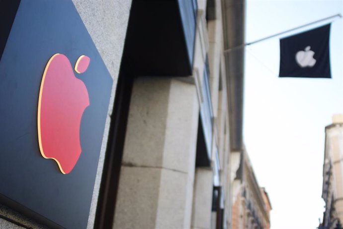 Logotipo de Apple en color rojo en la Apple Store