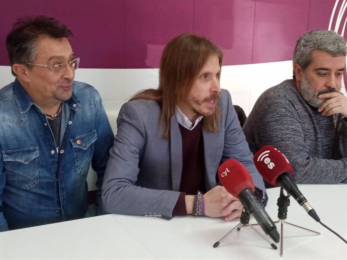 El secretario general de Podemos en Castilla y León, Pablo Fernández, junto a los secretarios provinciales de UGT y CC.OO, Enrique Reguero y Xosepe Vega.