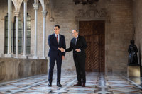 Quim Torra rep Pedro Sánchez a l'entrada del Palau de la Generalitat