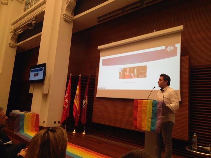    Un total de 321 incidentes contra personas del colectivo LGTB se produjeron en la Comunidad el pasado año según el 'Informe 2017 sobre LGTBfobia en la Comunidad de Madrid' que ha presentado el Observatorio Madrileño contra la homofobia, transfobia y 