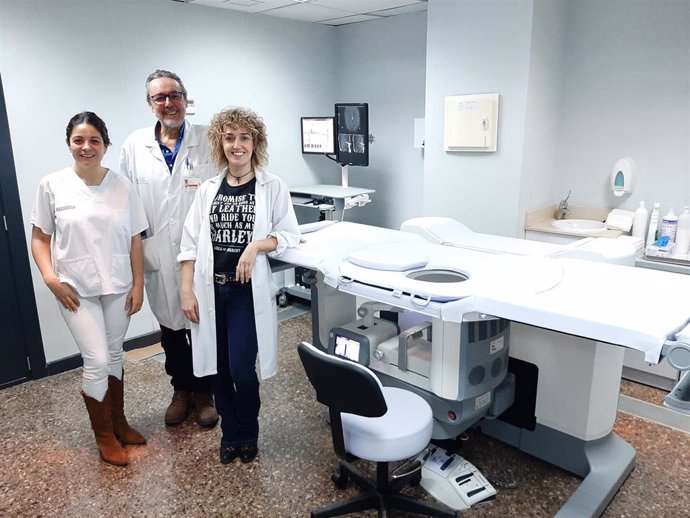 El Hospital Clínico Universitario de Valncia ha incorporado una nueva mesa para biopsias de glándulas mamarias.