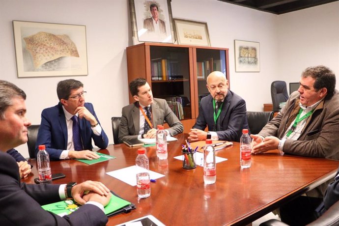 Juan Marín se reúne con Flacema para analizar la situación del sector cementero andaluz