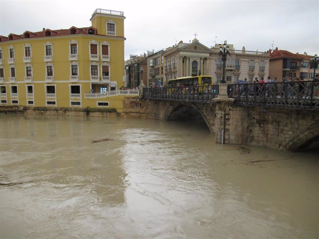 El Río Segura a su paso por el Puente de los Peligros en Murcia