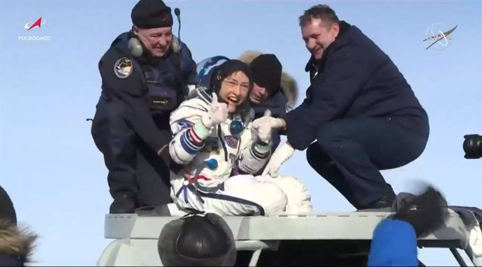 Christina Koch regresa tras el vuelo espacial femenino más largo 