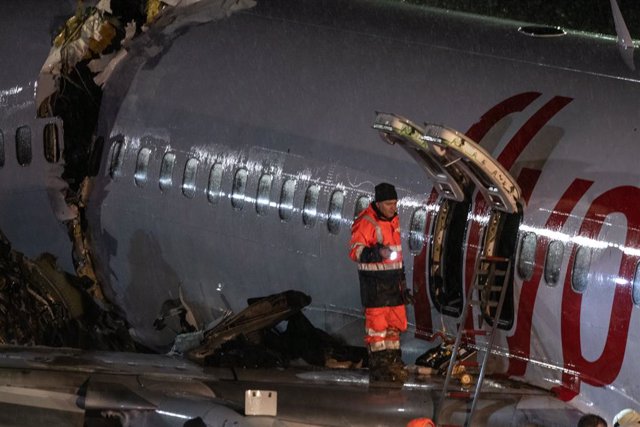 Avión de Pegasus Airlines que se ha salido de pista en el aeropuerto Sabiha Gökçen de Estambul